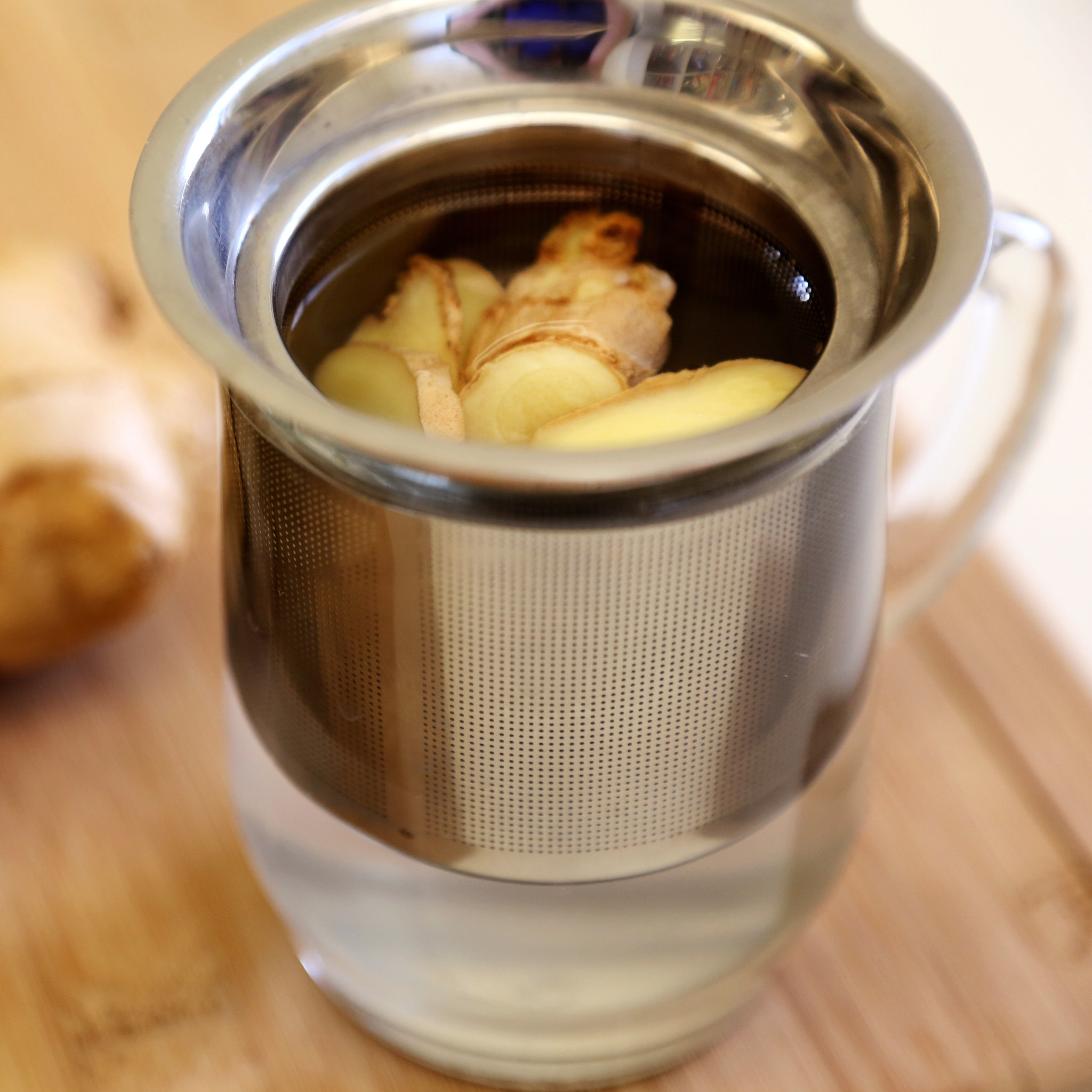 A gyömbérből készült tea kihajtja a vesekövet, megújítja a májat, és elöli a tumorsejteket. Így csináld, hogy hasson!